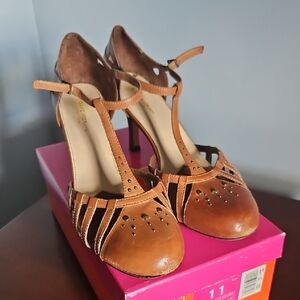 Isaac Mizrahi Brown T-Strap Heels